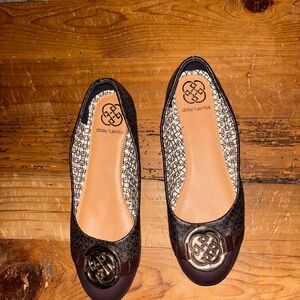 Daisy Fuentes Black and Brown Flats with Gold Emblem, Sz 7